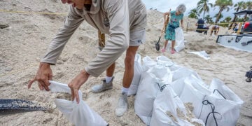 Πολίτες γεμίζουν σάκους με άμμο από την παραλία Μπονίτα για να οχυρώσουν τα σπίτια τους (φωτ.: EPA / Cristobal Herrera-Ulashkevich)