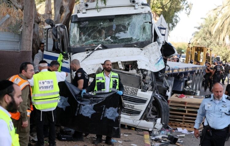 Ισραηλινοί αστυνομικοί ερευνούν το σημείο όπου το φορτηγό έπεσε πάνω στους πολίτες (φωτ.: EPA/Abir Sultan)