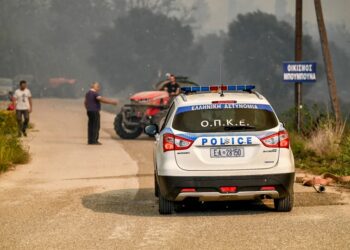 Περιπολικό έχει αποκλείσει δρόμο στον οικισμό Μπουμπούνα στην Αμαλιάδα (φωτ.: Ileialive/Γιάννης Σπουρούνης)