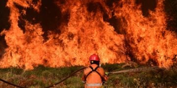 Πυροσβέστης δίνει μάχη με τις φλόγες για τρίτη ημέρα στην Κορινθία (φωτ.: EUROKINISSI/Μιχάλης Καραγιάννης)