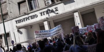 Στιγμιότυπο από παλιότερη διαμαρτυρία των υγειονομικών στο υπουργείο Υγείας (φωτ. αρχείου: EUROKINISSI/Κώστας Τζούμας)