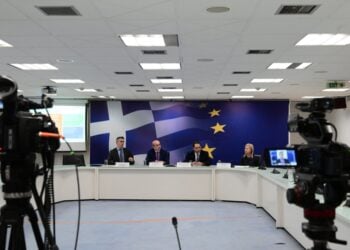 Το οικονομικό επιτελείο της κυβέρνησης στη διάρκεια της παρουσίασης του φορολογικού νομοσχεδίου (φωτ.: EUROKINISSI/Τατιάνα Μπόλαρη)