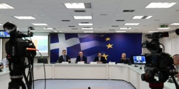 Το οικονομικό επιτελείο της κυβέρνησης στη διάρκεια της παρουσίασης του φορολογικού νομοσχεδίου (φωτ.: EUROKINISSI/Τατιάνα Μπόλαρη)