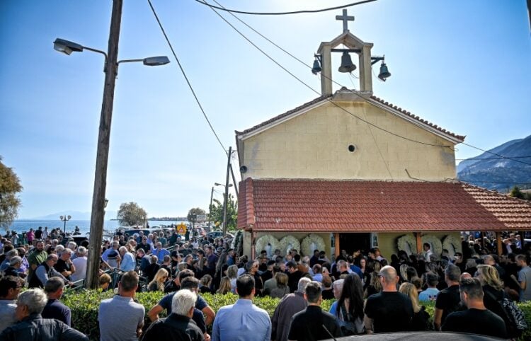 Πλήθος κόσμου έσπευσε να αποχαιρετίσει για τελευταία φορά τον Βασίλη Κυριάκο στα Πιτσά Κορινθίας (φωτ.: EUROKINISSI/Βασίλης Ψωμάς)