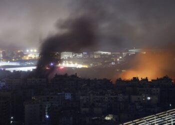 Καπνός υψώνεται μετά από ισραηλινό χτύπημα σε νότιο  προάστιο της Βηρυτού τα ξημερώματα της Παρασκευής (φωτ.: EPA/Stringer)