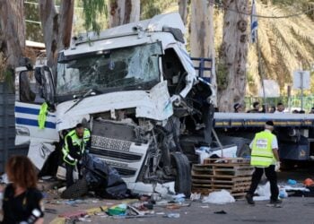 Σωστικά συνεργεία εργάζονται στο σημείο όπου το φορτηγό προσέκρουσε πάνω στους πολίτες που αποβιβάζονταν από το λεωφορείο, έξω από ισραηλινή στρατιωτική βάση (φωτ.: EPA/Abir Sultan)