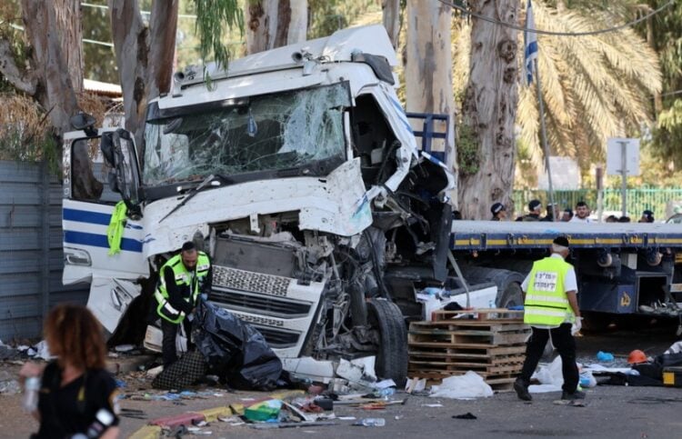 Σωστικά συνεργεία εργάζονται στο σημείο όπου το φορτηγό προσέκρουσε πάνω στους πολίτες που αποβιβάζονταν από το λεωφορείο, έξω από ισραηλινή στρατιωτική βάση (φωτ.: EPA/Abir Sultan)