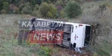 Το λεωφορείο του ΚΤΕΛ έπεσε σε πρανές, ευτυχώς μικρού βάθους (φωτ.: kalavrytanews.com)