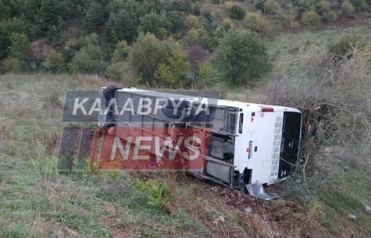 Το λεωφορείο του ΚΤΕΛ έπεσε σε πρανές, ευτυχώς μικρού βάθους (φωτ.: kalavrytanews.com)