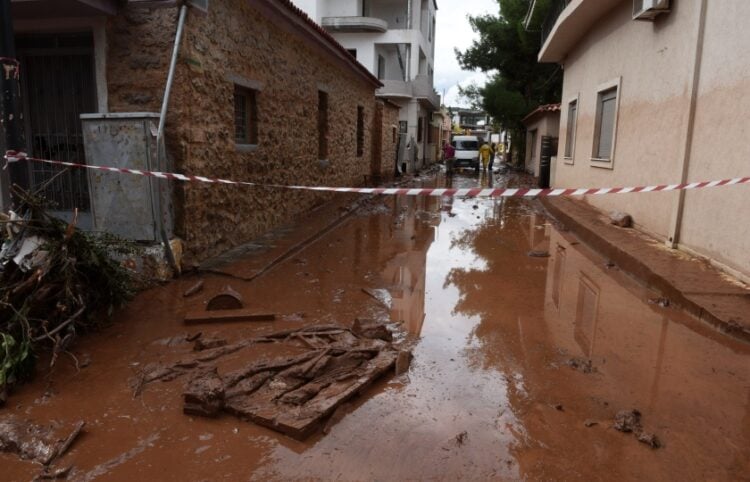 Αποκλεισμένος δρόμος μετά την πλημμύρα (φωτ.: EUROKINISSI/Τατιάνα Μπόλαρη)