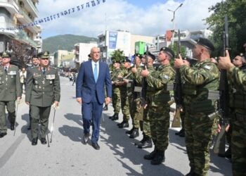 O Νίκος Δένδιας (κέντρο) στην Ξάνθη, στις εκδηλώσεις για τα 105 χρόνια από την απελευθέρωση της πόλης (φωτ.: Χ/Nikos Dendias)