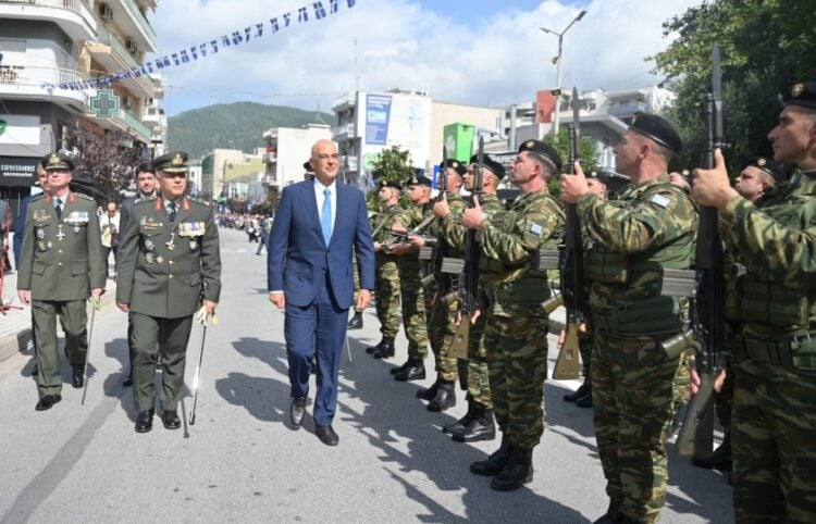 O Νίκος Δένδιας (κέντρο) στην Ξάνθη, στις εκδηλώσεις για τα 105 χρόνια από την απελευθέρωση της πόλης (φωτ.: Χ/Nikos Dendias)