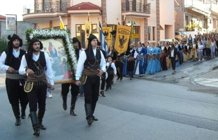 Στιγμιότυπο από παλιότερη λιτανεία της εικόνας στον Κοπανό Νάουσας (φωτ.: facebook/ Venos Kostel)