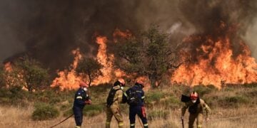 Πυροσβέστες επιχειρούν σε φωτιά στην Κορινθία (φωτ. αρχείου: EUROKINISSI/Μιχάλης Καραγιάννης)