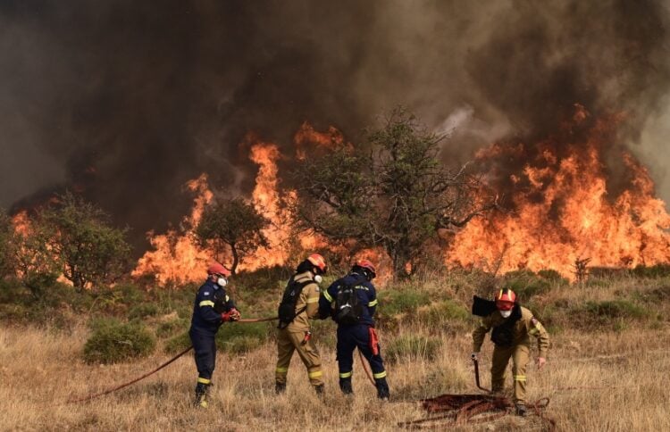 Πυροσβέστες επιχειρούν σε φωτιά στην Κορινθία (φωτ. αρχείου: EUROKINISSI/Μιχάλης Καραγιάννης)