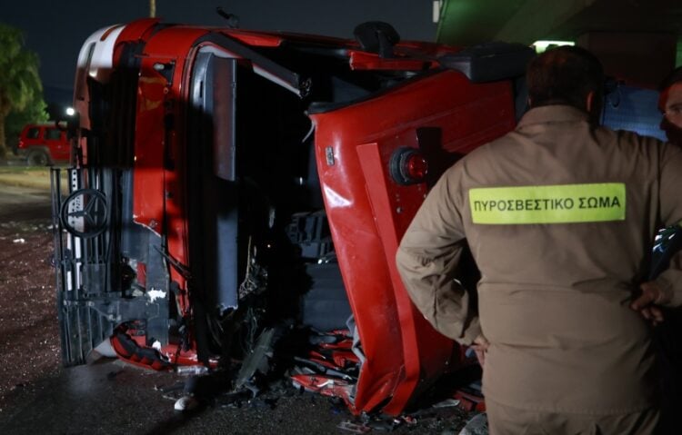 Το πυροσβεστικό όχημα ανετράπη για άγνωστη αιτία (φωτ.: EUROKINISSI/Γιώργος Κονταρίνης)