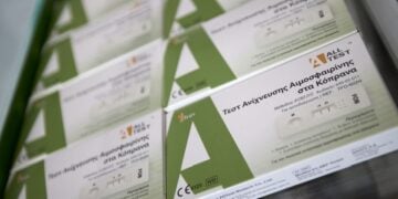 Τα self-test για τον καρκίνο του παχέος εντέρου διατίθενται στα φαρμακεία (φωτ.: Γραφείο Τύπου Πρωθυπουργού/Δημήτρης Παπαμήτσος)