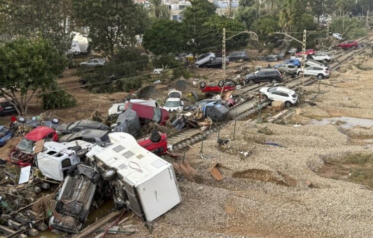 Κατεστραμμένα αυτοκίνητα και φερτά υλικά έχουν καταλήξει σε σιδηροδρομική γραμμή στην πόλη Αλφαφάρ, στην επαρχία της Βαλένθια (φωτ.: EPA/Raquel Segura)