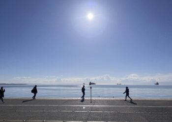 Ηλιόλουστη η παραλία της Θεσσαλονίκης (φωτ.: Γιώργος Κουρκουρίκης)