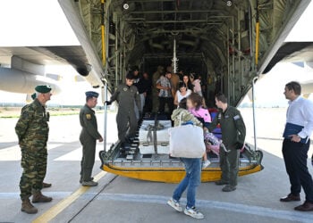 Άφιξη Ελλήνων από τον Λίβανο με C-130 της ΠΑ στην Ελευσίνα (φωτ.: Γραφείο Τύπου ΥΠΕΘΑ / EUROKINISSI)