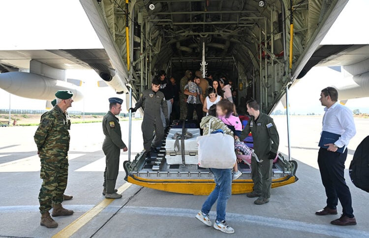 Άφιξη Ελλήνων από τον Λίβανο με C-130 της ΠΑ στην Ελευσίνα (φωτ.: Γραφείο Τύπου ΥΠΕΘΑ / EUROKINISSI)