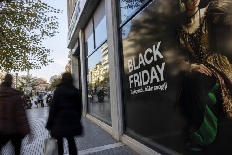 Διαφήμιση για την Black Friday  σε εμπορικό κατάστημα της Θεσσαλονίκης (φωτ.: MotionTeam/Βασίλης Βερβερίδης)