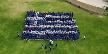 Αεροφωτογραφία των 600+ μαθητών του St Andrews Grammar που σχηματίζουν την ελληνική σημαία (φωτ.: neoskosmos.com/supplied)