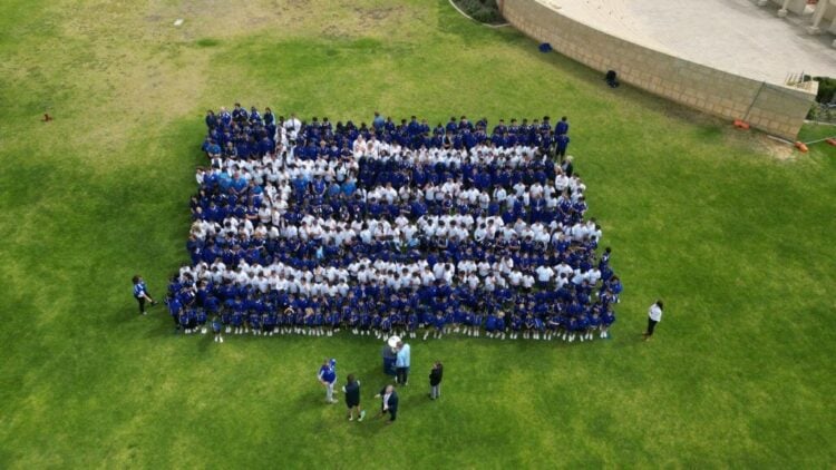 Αεροφωτογραφία των 600+ μαθητών του St Andrews Grammar που σχηματίζουν την ελληνική σημαία (φωτ.: neoskosmos.com/supplied)