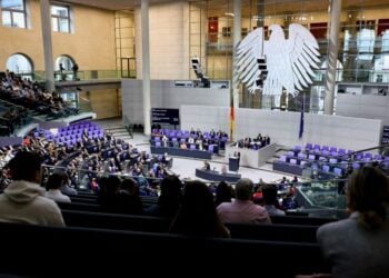 Γενική άποψη από τη συνεδρίαση της Bundestag στο Βερολίνο (φωτ.: EPA/ Hannibal Hanschke)