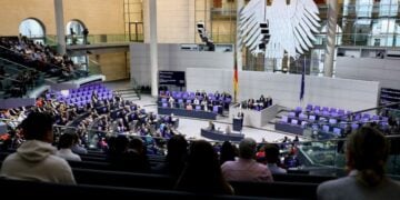 Γενική άποψη από τη συνεδρίαση της Bundestag στο Βερολίνο (φωτ.: EPA/ Hannibal Hanschke)