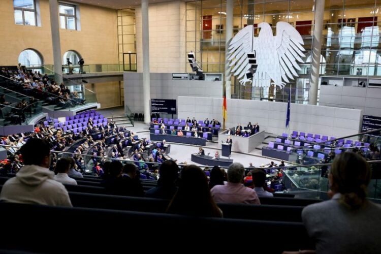 Γενική άποψη από τη συνεδρίαση της Bundestag στο Βερολίνο (φωτ.: EPA/ Hannibal Hanschke)