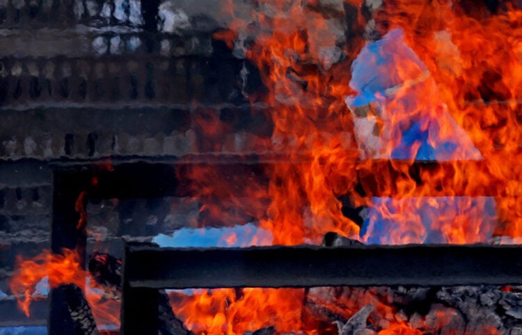 Καύση νεκρών στην Ινδία (φωτ.: EPA / Jagadeesh Nv)