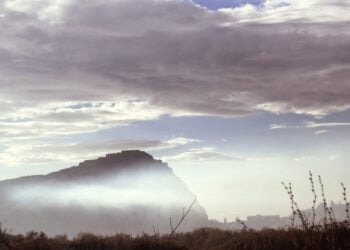 Ομίχλη στην πόλη του Ναυπλίου (φωτ.: ΑΠΕ-ΜΠΕ / Ευάγγελος Μπουγιώτης)