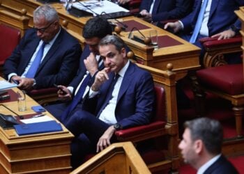 Ο πρωθυπουργός Κυριάκος Μητσοτάκης ακούει τον πρόεδρο του ΠΑΣΟΚ Νίκο Ανδρουλάκη ο οποίος βρίσκεται στο βήμα της Βουλής στο πλαίσιο συζήτησης για τον απολογισμό της αντιπυρικής περιόδου, Τετάρτη 23 Οκτωβρίου 2024. (Φωτ.: Eurokinissi/Γιάννης Παναγόπουλος)