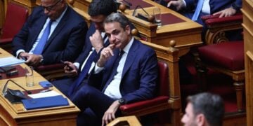 Ο πρωθυπουργός Κυριάκος Μητσοτάκης ακούει τον πρόεδρο του ΠΑΣΟΚ Νίκο Ανδρουλάκη ο οποίος βρίσκεται στο βήμα της Βουλής στο πλαίσιο συζήτησης για τον απολογισμό της αντιπυρικής περιόδου, Τετάρτη 23 Οκτωβρίου 2024. (Φωτ.: Eurokinissi/Γιάννης Παναγόπουλος)