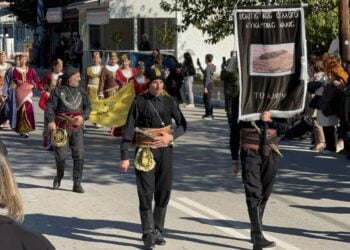 Μέλη του Πολιτιστικού Συλλόγου Ευκαρπίας Κιλκίς «Το Λαβάς» παρελαύνουν (φωτ.: facebook.com/politistikos.efkarpias)