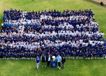 Αεροφωτογραφία των 600+ μαθητών του St Andrews Grammar που σχηματίζουν την ελληνική σημαία (φωτ.: facebook.com/greekcitytimes)