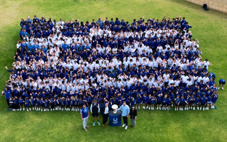 Αεροφωτογραφία των 600+ μαθητών του St Andrews Grammar που σχηματίζουν την ελληνική σημαία (φωτ.: facebook.com/greekcitytimes)