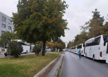 Τουρκικά λεωφορεία που έχουν μεταφέρει εκδρομείς στη Θεσσαλονίκη με αφορμή την επέτειο του θανάτου του Μουσταφά Κεμάλ σταθμευμένα στην οδό Αγίου Δημητρίου (Φωτ.: ΑΠΕ-ΜΠΕ)