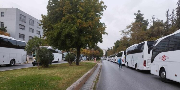 Τουρκικά λεωφορεία που έχουν μεταφέρει εκδρομείς στη Θεσσαλονίκη με αφορμή την επέτειο του θανάτου του Μουσταφά Κεμάλ σταθμευμένα στην οδό Αγίου Δημητρίου (Φωτ.: ΑΠΕ-ΜΠΕ)