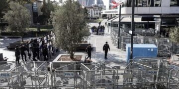 Τούρκοι αστυνομικοί μπροστά από το δημαρχείο του Εσενγιούρτ, μετά τη σύλληψη του δημάρχου Αχμέτ Οζέρ, στις 31 Οκτωβρίου 2024 (φωτ.:  EPA/Erdem Sahin)