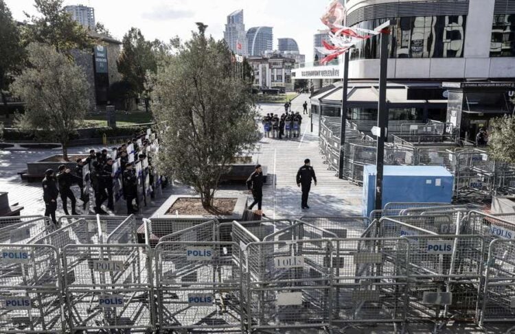 Τούρκοι αστυνομικοί μπροστά από το δημαρχείο του Εσενγιούρτ, μετά τη σύλληψη του δημάρχου Αχμέτ Οζέρ, στις 31 Οκτωβρίου 2024 (φωτ.:  EPA/Erdem Sahin)