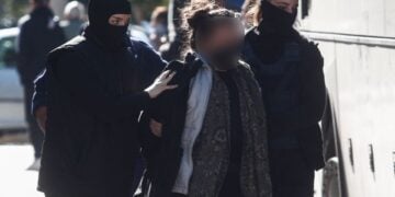 Η κατηγορούμενη που συνελήφθη για την έκρηξη στο διαμέρισμα στους Αμπελόκηπους, την περασμένη Τρίτη ενώ προσέρχεται να απολογηθεί (φωτ.: EUROKINISSI)