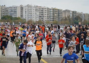 Οι πιο μικροί δρομείς κοντά στον τερματισμό (φωτ: Μητρόπολη Θεσσαλονίκης)