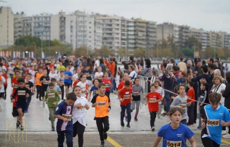 Οι πιο μικροί δρομείς κοντά στον τερματισμό (φωτ: Μητρόπολη Θεσσαλονίκης)