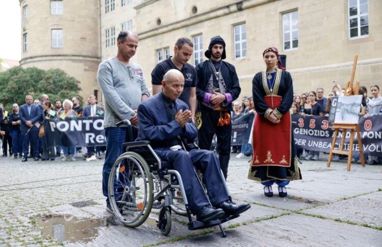 Ο Αμανάτης Ταγκαλίδης (στο αναπηρικό αμαξίδιο) στη διάρκεια εκδήλωσης στη Στουτγάρδη για την επέτειο της 19ης Μαΐου (φωτ.: facebook/Pontiaki Estia)