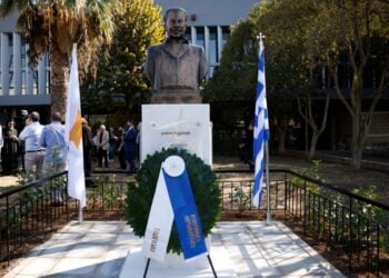 Η προτομή του Κυριάκου Μάτση έξω από την κεντρική βιβλιοθήκη του ΑΠΘ (φωτ.: ΑΠΕ-ΜΠΕ/Αχιλλέας Χήρας)