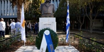 Η προτομή του Κυριάκου Μάτση έξω από την κεντρική βιβλιοθήκη του ΑΠΘ (φωτ.: ΑΠΕ-ΜΠΕ/Αχιλλέας Χήρας)