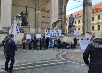 Με πανό στα ελληνικά διαμαρτυρήθηκαν γονείς και μαθητές (φωτ.: Δορυφόρος Μονάχου)