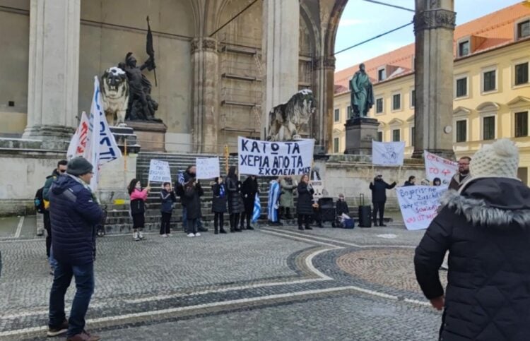 Με πανό στα ελληνικά διαμαρτυρήθηκαν γονείς και μαθητές (φωτ.: Δορυφόρος Μονάχου)